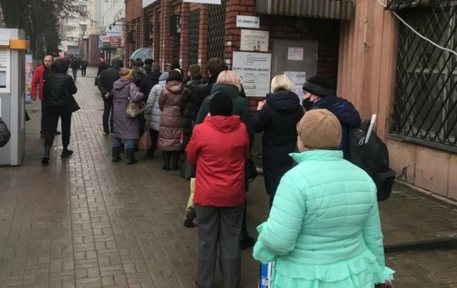 Мариуполь беженцы. Эвакуация населения из украины. Люди бегут из украины. Российские беженцы от мобилизации. Беженцы из днр.