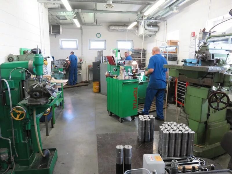 Уральская сталь новотроицк. Механический цех. Токарь механического цеха. Токарь. Современный механический цех.