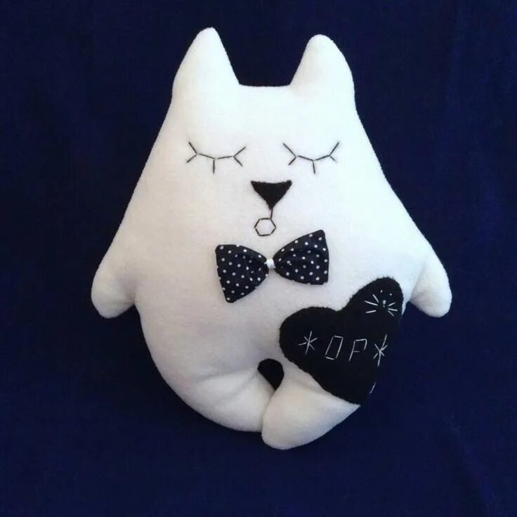 Текстильные игрушки подушки кот. Подушка сплюшка идеи. Кошка сплюшка. Подушки коты. Игрушки текстильные сплюшки.