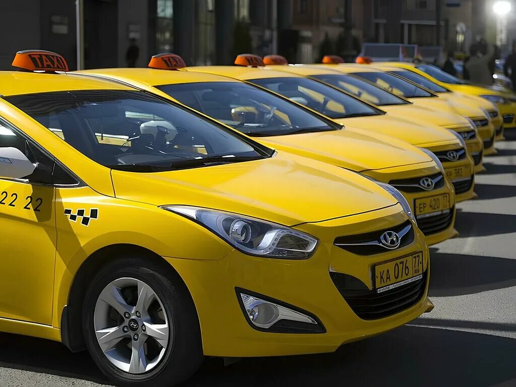 Таксопарки москвы аренда такси. Хендай Элантра такси. Машина "такси". Автомобиль «такси». Желтый автомобиль.