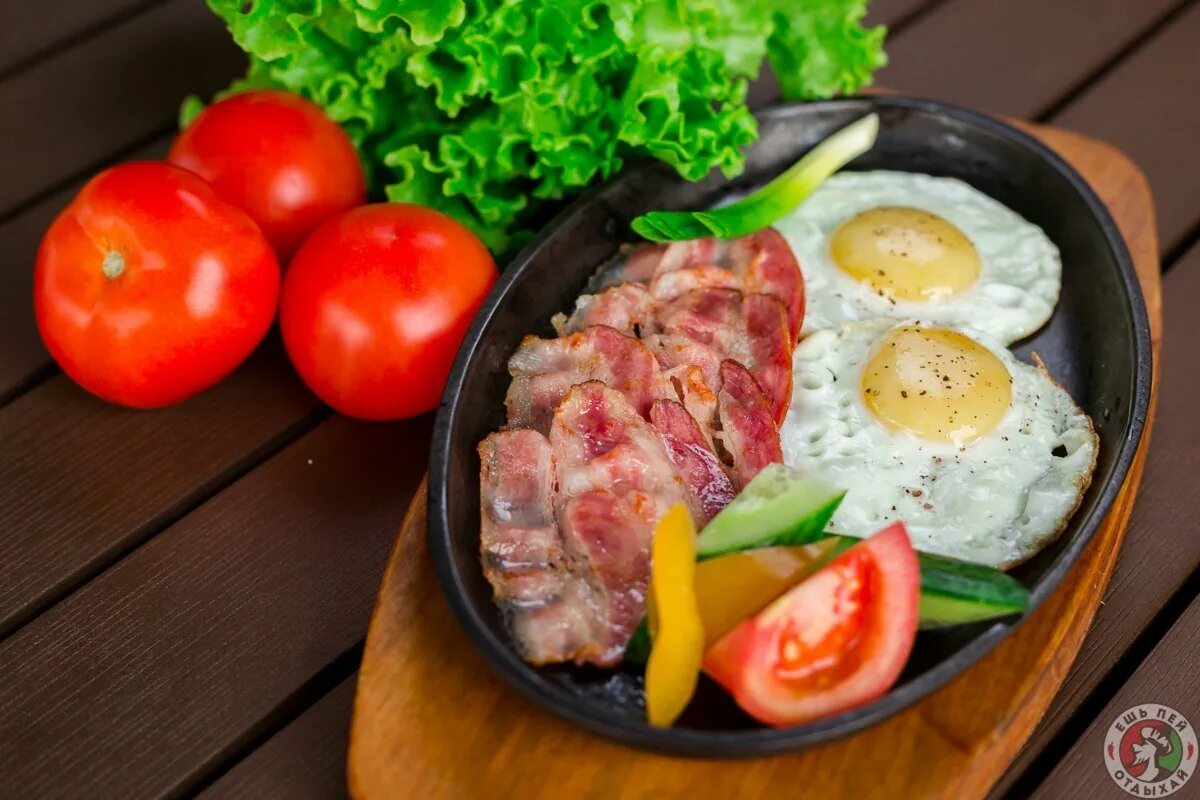 Рецепт яичницы с беконом и помидорами. Завтрак с мясом. яичница с беконом и помидорами. глазунья с беконом и помидорами. яичница с мясом.