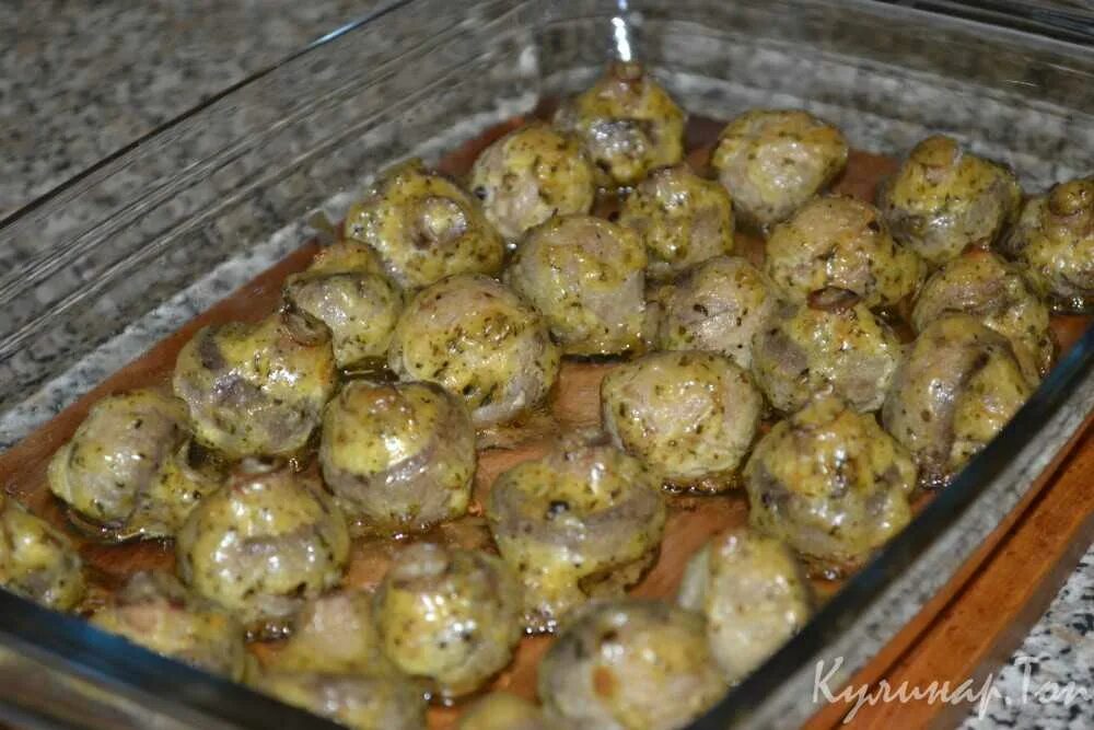 Запечь шампиньоны с сыром и чесноком. Грибы запеченные в духовке целиком. шампиньоны в духовке. шампиньоны в духовке целиком. шампиньоны запеченные в духовке целиком.