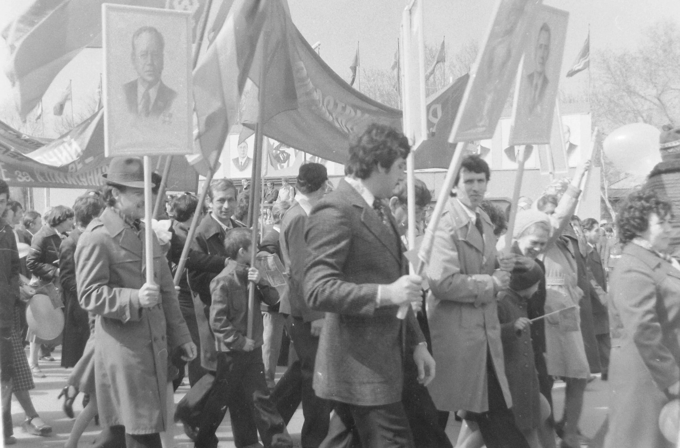 Демонстрация 1 г. Первомайская демонстрация в ссср в саратове. первомайская демонстрация саратов 1977 сгу. первомайская демонстрация 1980 годов. демонстрации 1 мая в 1988г.