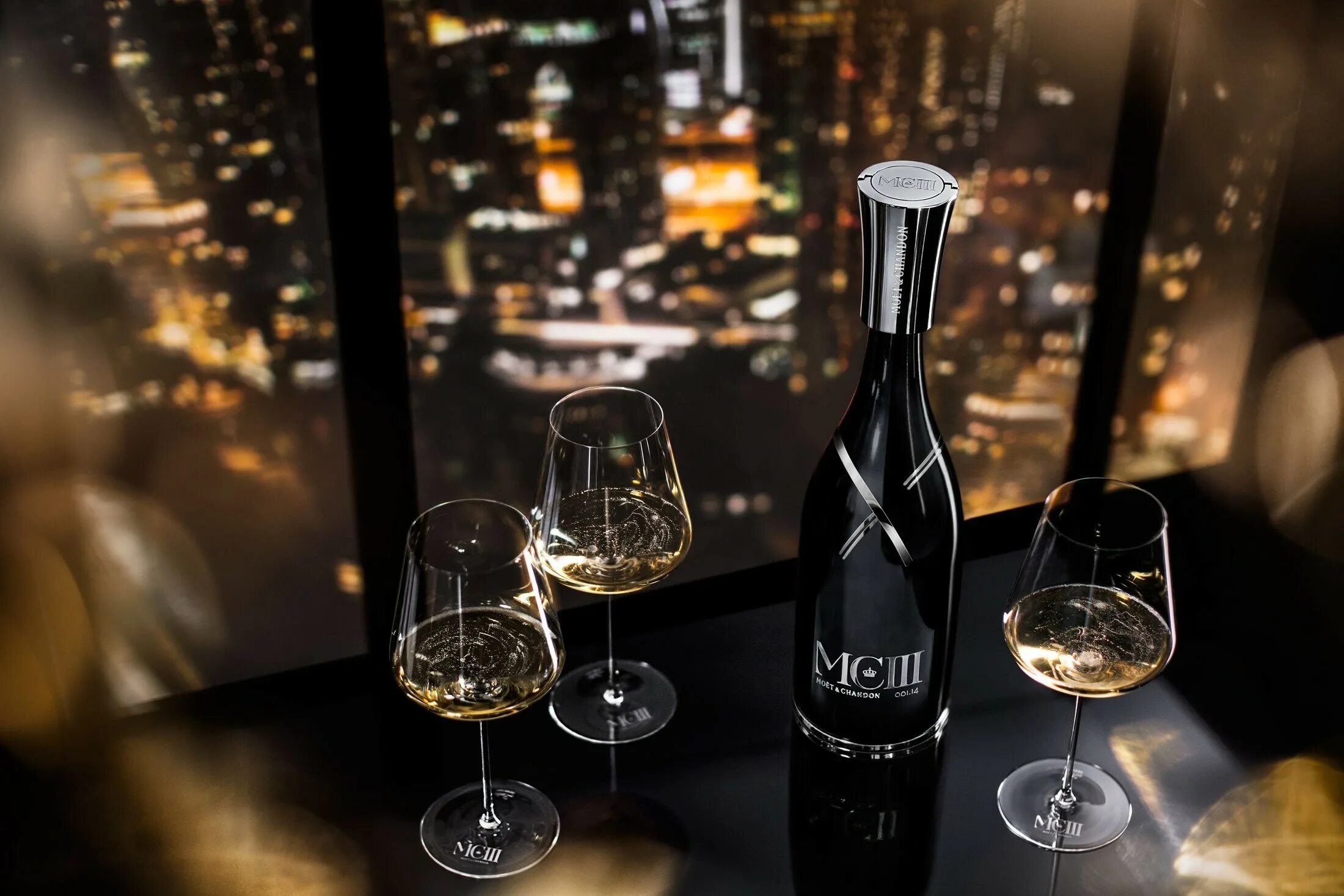 Можно ли закрыть шампанское. Chandon moët на столе. вино шампанское. бокалы с шампанским. бокал шампанского эстетика.