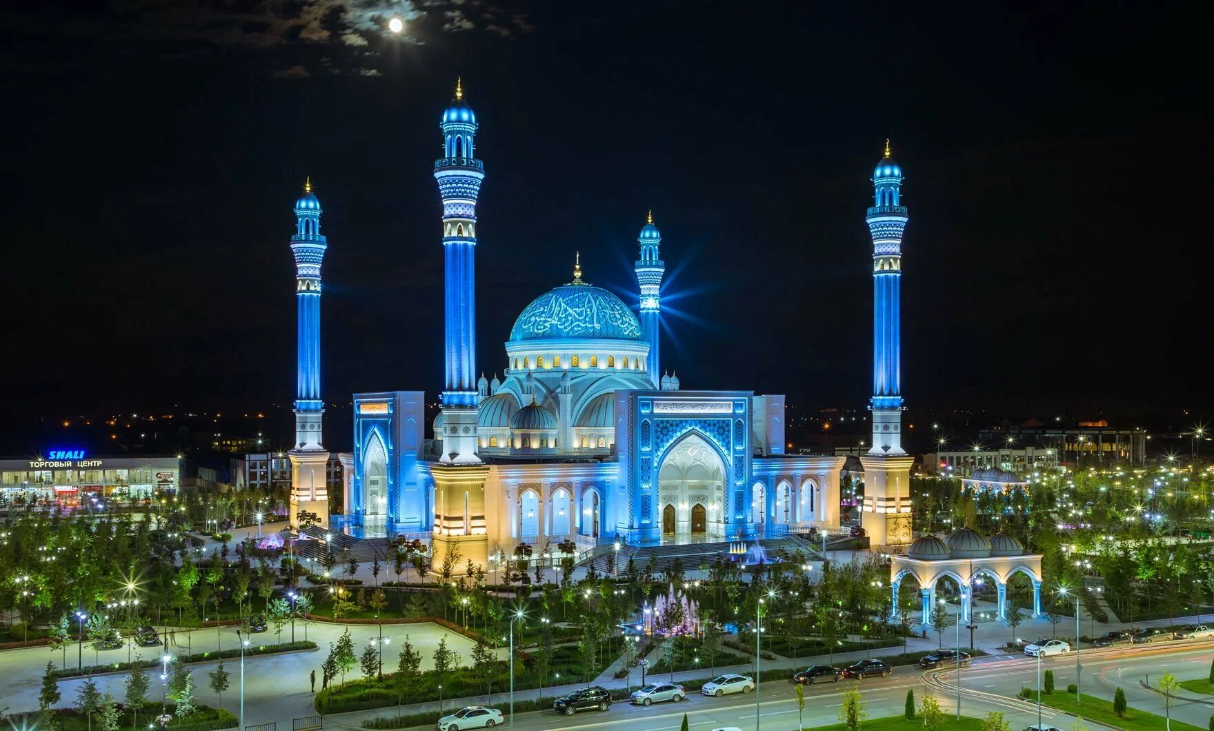 Город назвали грозным. Мечеть в городе шали Чеченская Республика. Мечеть гордость Чечни в Грозном. Голубая мечеть Грозный. Мечеть гордость мусульман в Грозном.
