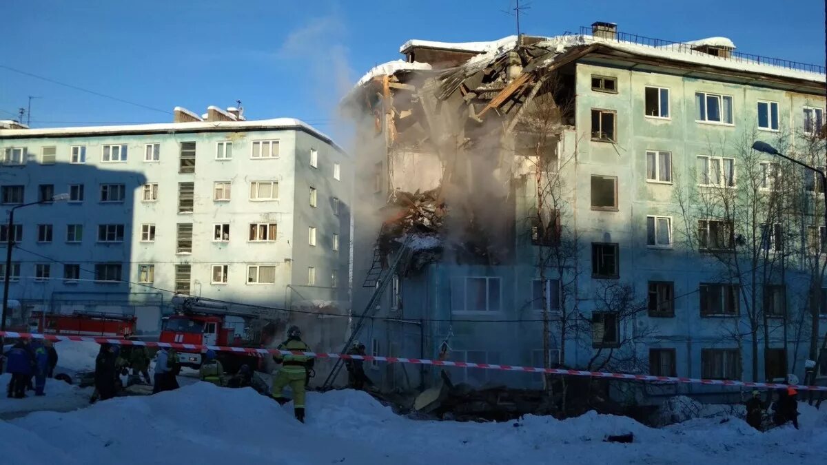 Плавучий завод по сжижению газа мурманск. Газ в мурманске. Газ в мурманске. Замок на отключения газа. Плавучий завод спг мурманск.