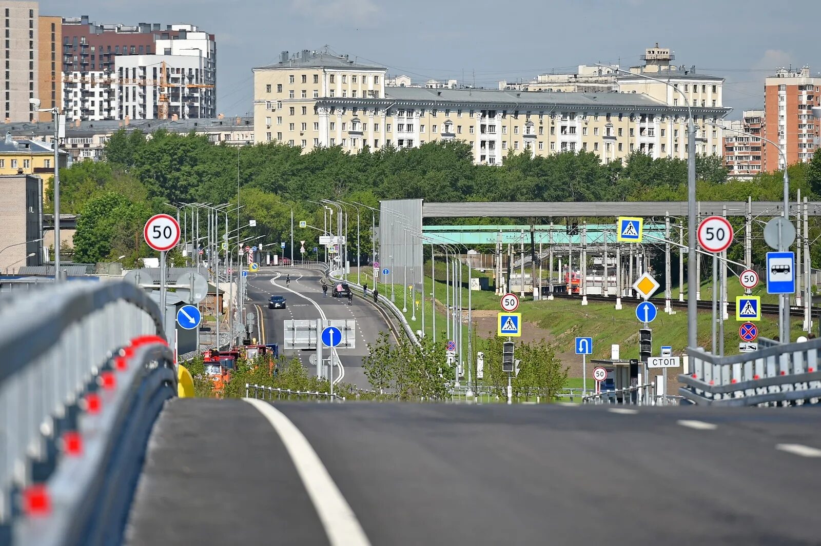 Новый путепровод на ленинградском. Путепровод пруд ключики. Новый путепровод на Ленинградском шоссе. Новый путепровод на Ленинградском шоссе откроют в 2024 году.. Эстакада на шоссе.