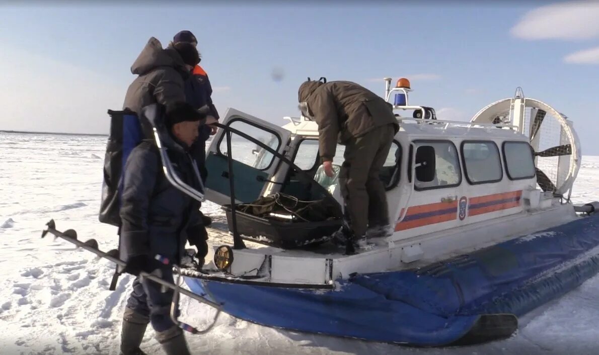 Кромка льда на енисее. Спасенные со льдов. Спасатели зима. Толщина льда енисей. Бульдозер провалился под лед на рикер.