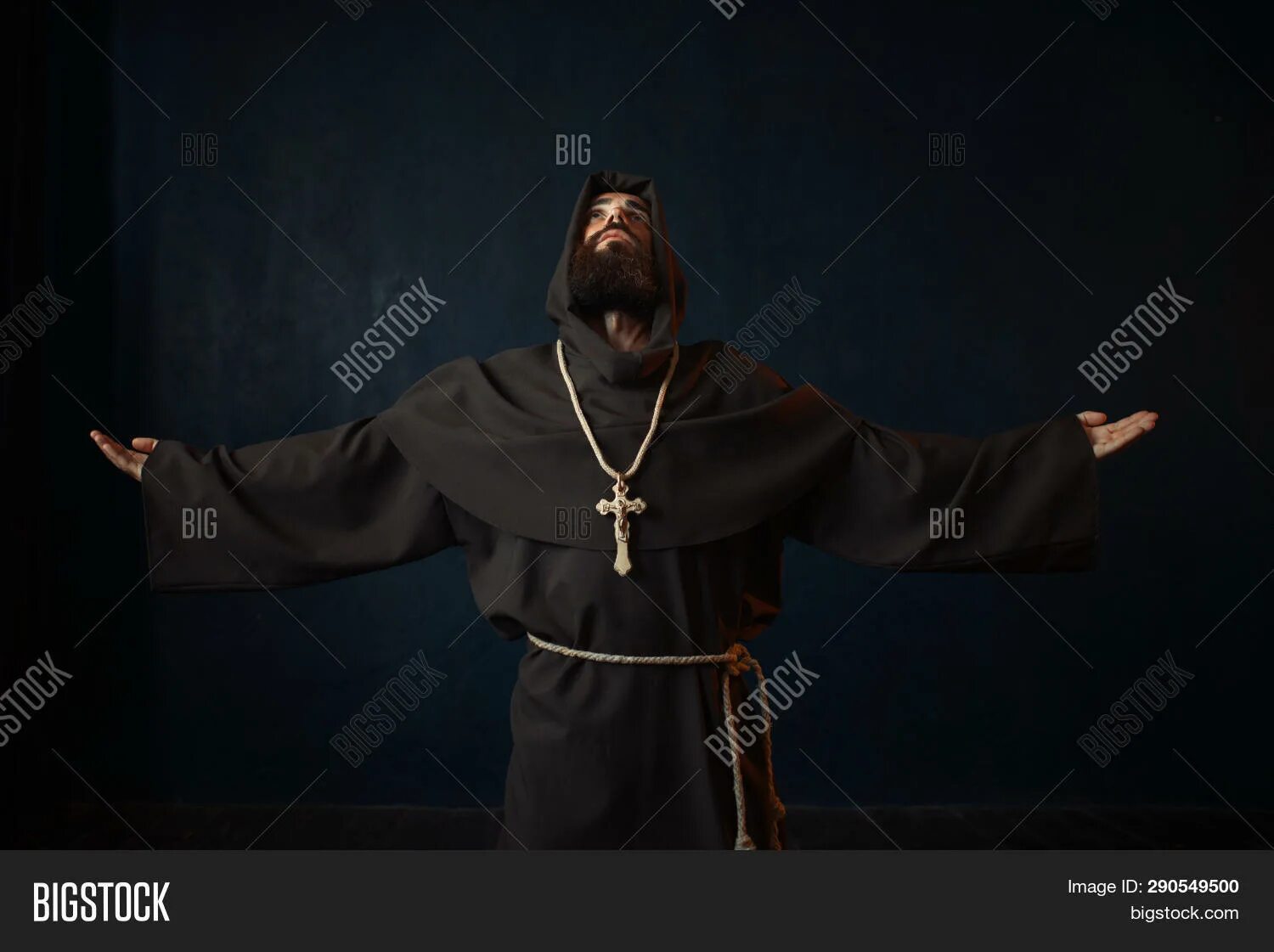 Священник воздевает руки. Монах в капюшоне. Черный монах. Мантия монаха с капюшоном.