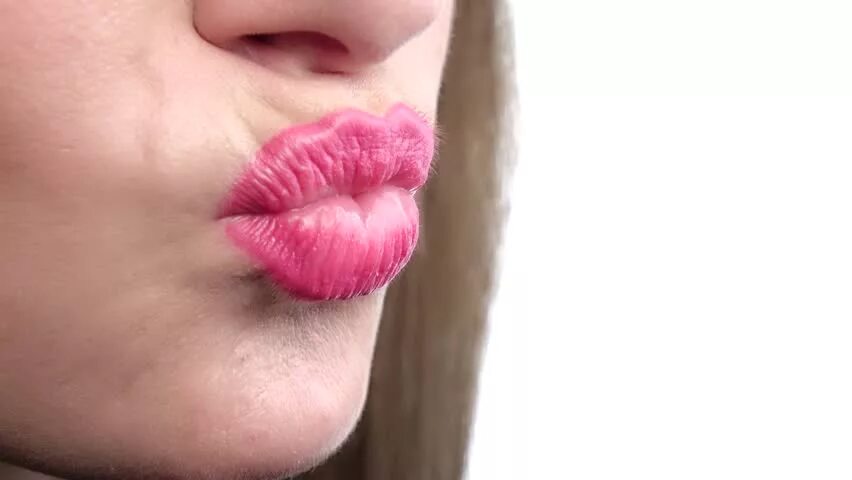 Потянуло губы. Девушка вытянула губы. губы вытянутые в трубочку.