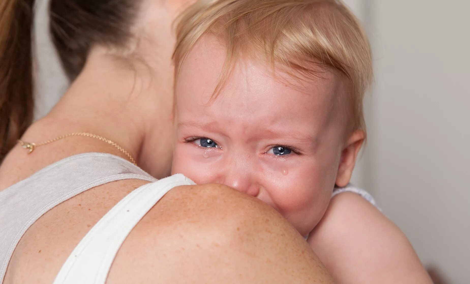 Ребенок плачет просится на руки. Ребенок зовет маму. Ребенок плачет просится на руки. Ребенок плачет. Ребенок тянется.