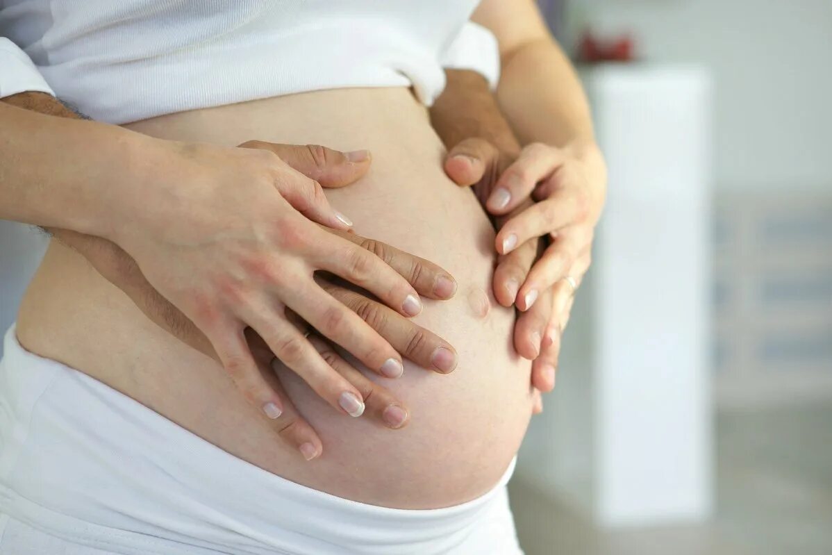 Обнять беременную. Мальчик обнимает беременный живот. Recife беременность роды maternidad. Pregnant belly RUB. Paternidad.