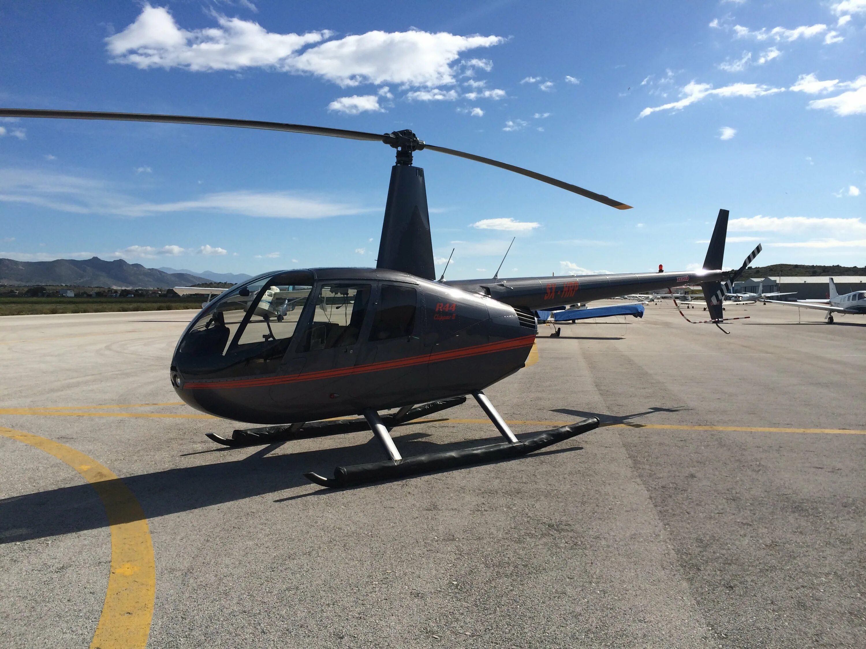 Вертолет r44. Вертолет robinson r44. вертолёт робинсон 44. robinson r44 clipper ii. вертолет robinson r44 пассажирский.