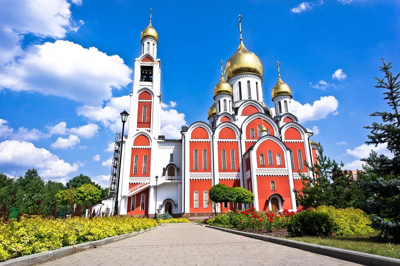 Успенский собор дмитровского кремля. Город котельники достопримечательности. Рождественская церковь домодедово. Храмы дмитрова московской области. Город богородск тихвинский храм.