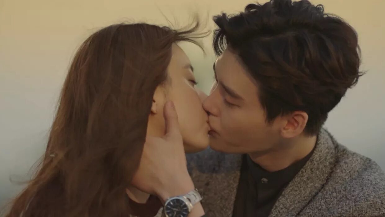 Меж двух миров 2018 дорама. Параллельные миры дорама. Между 2 миров 9. W между двух миров. Lee jong suk and han hyo joo.