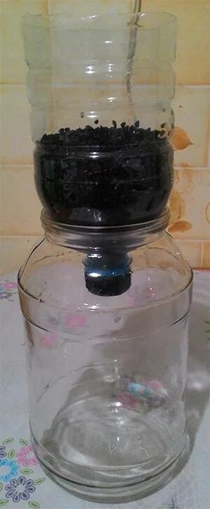 Сколько держать самогон в угле. Угольная колонна для очистки самогона. Угольный фильтр из бутылки для самогона. Фильтрация самагон углем. Фильтр для самогона из пластиковой бутылки.