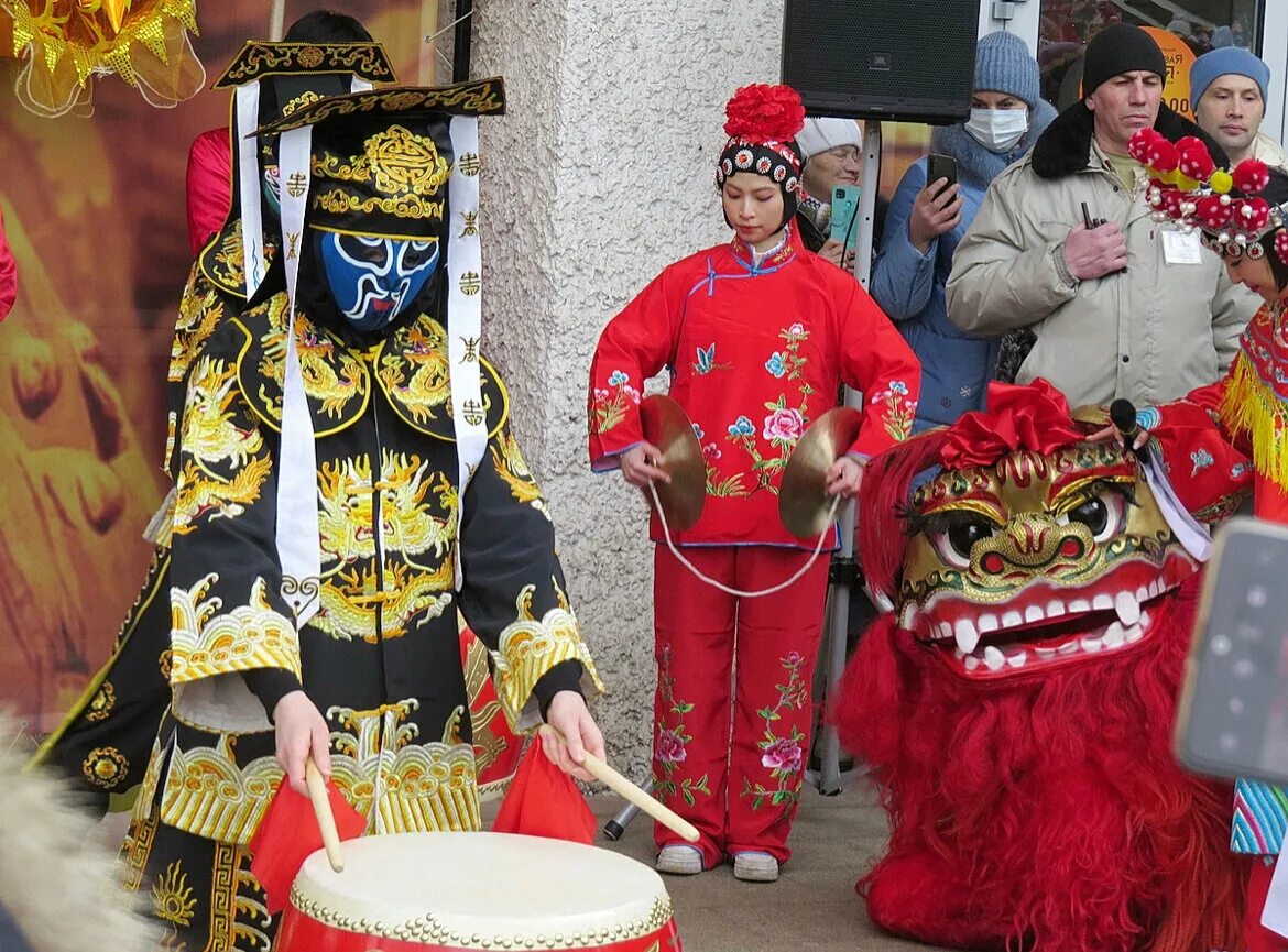 танец дракона в китае. китайские праздники. фестиваль фонарей в китае. новый год в китае. новый год в китае 2024 сколько празднуют.