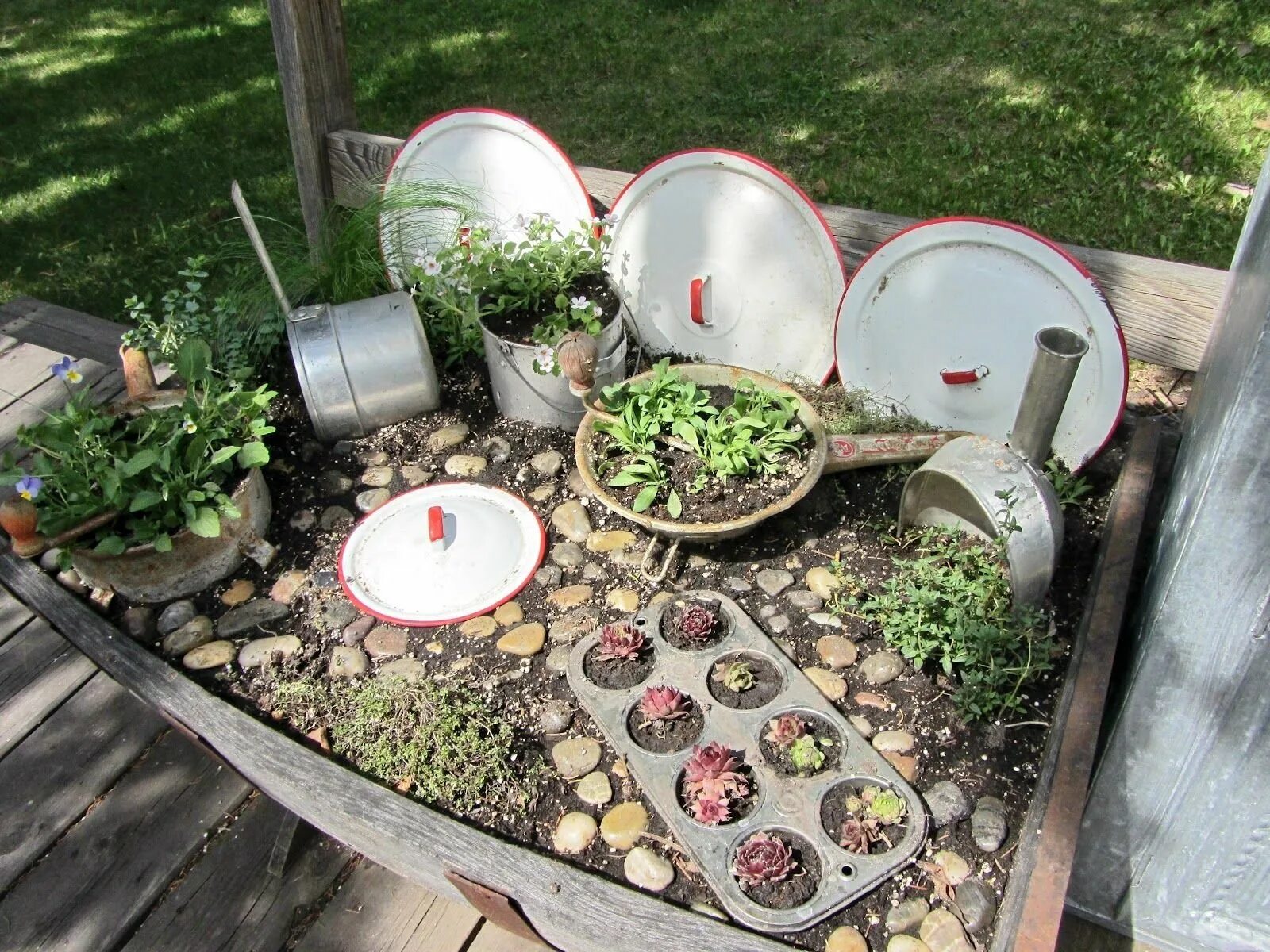 Где в огороде можно использовать. Декор из тарелок на даче. Украшения для сада. Мелочи для сада. Декор на даче из старых тарелок.
