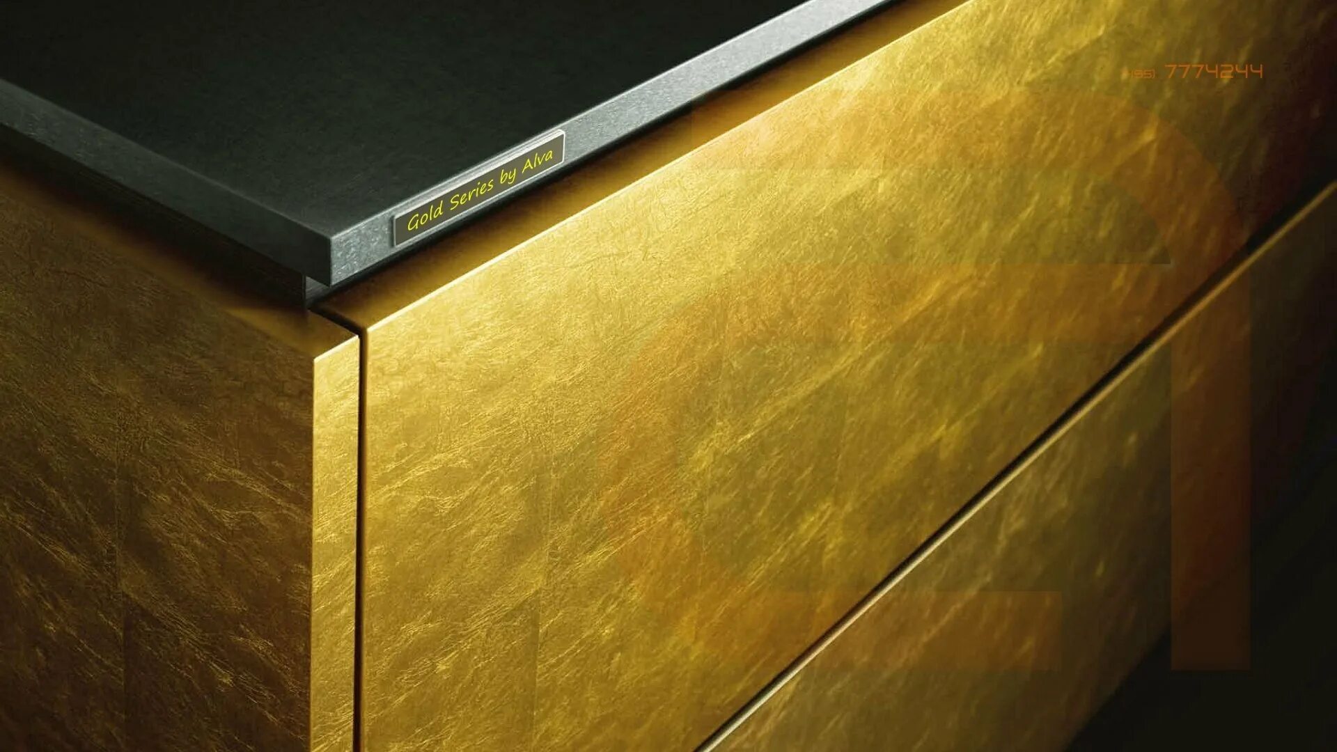 Сидак фасады золотая патина. Фасад золото. Фасад кухни серый с золотом. Кухня с золотыми фасадами. Фасады с латунью.