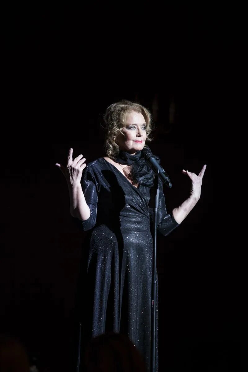 Спектакль ножки ирина алфёрова. Ирина алфёрова спектакли. Ирина алфёрова ноги. Спектакль ножки ирина алфёрова. Ирина алферова в спектакле ночь с незнакомцем.