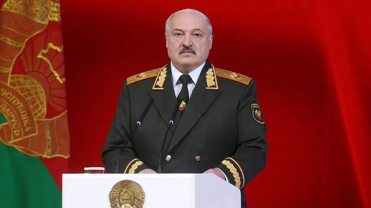 Белорусские войска 2022 Лукашенко. Лукашенко в военной форме.