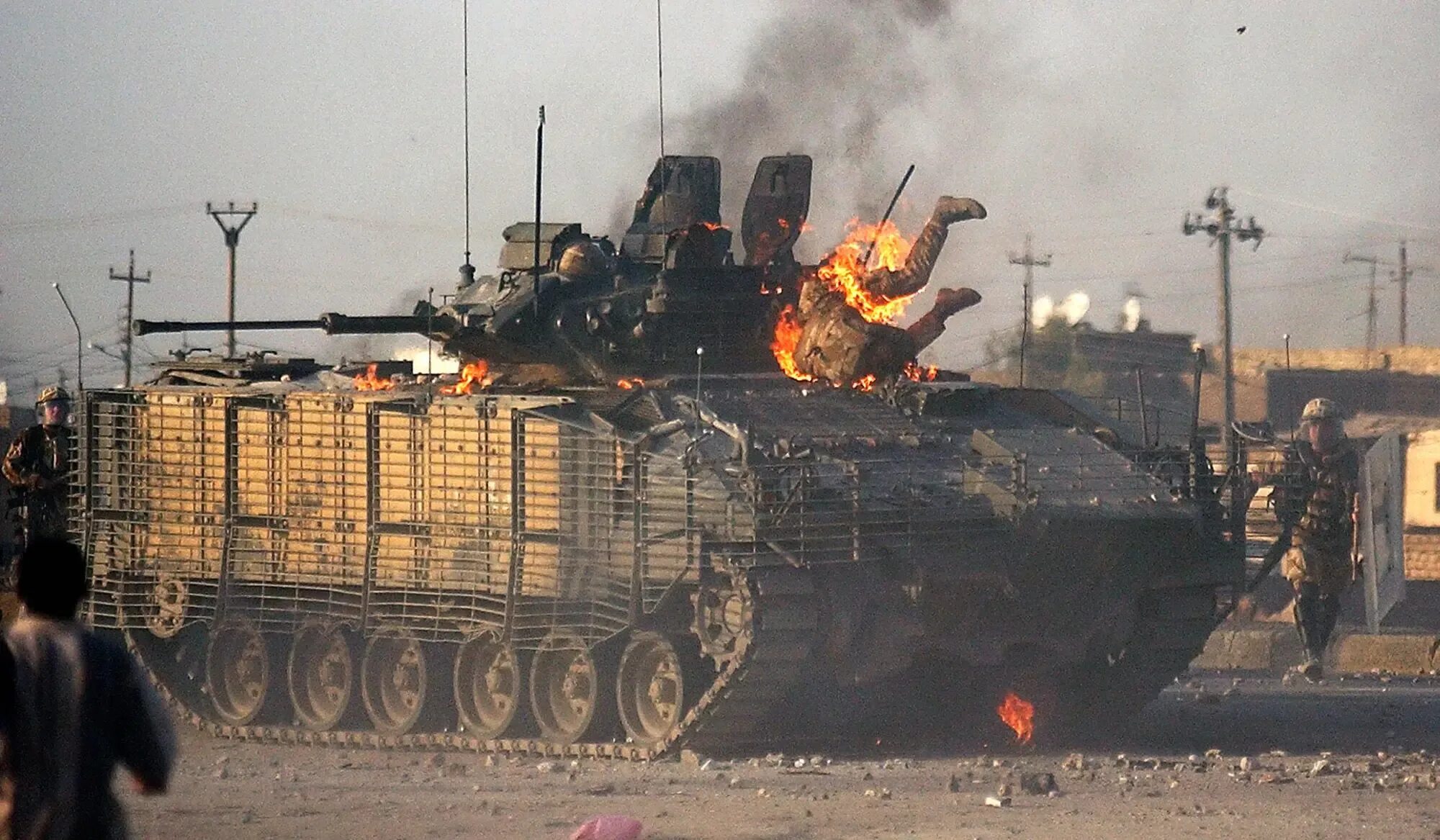 Подбитые танки абрамс на украине. БМП Уорриор в Ираке. Подбитые БМП Брэдли на Украине. Брэдли БМП США.