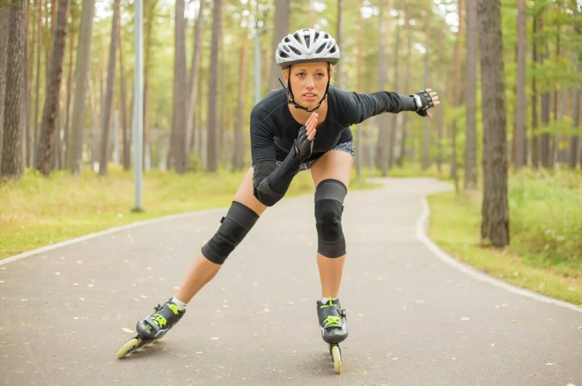 Человек катается на роликах. Дети на роликах. Трюки на роликах. Ролр. Роликовые коньки спорт.
