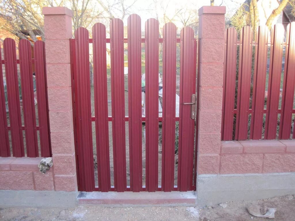 Евроштакетник для забора рал 8019. Калитка из штакетника. 8. Металл штакетник эллипс 3005. Рал 8019 евроштакетник.