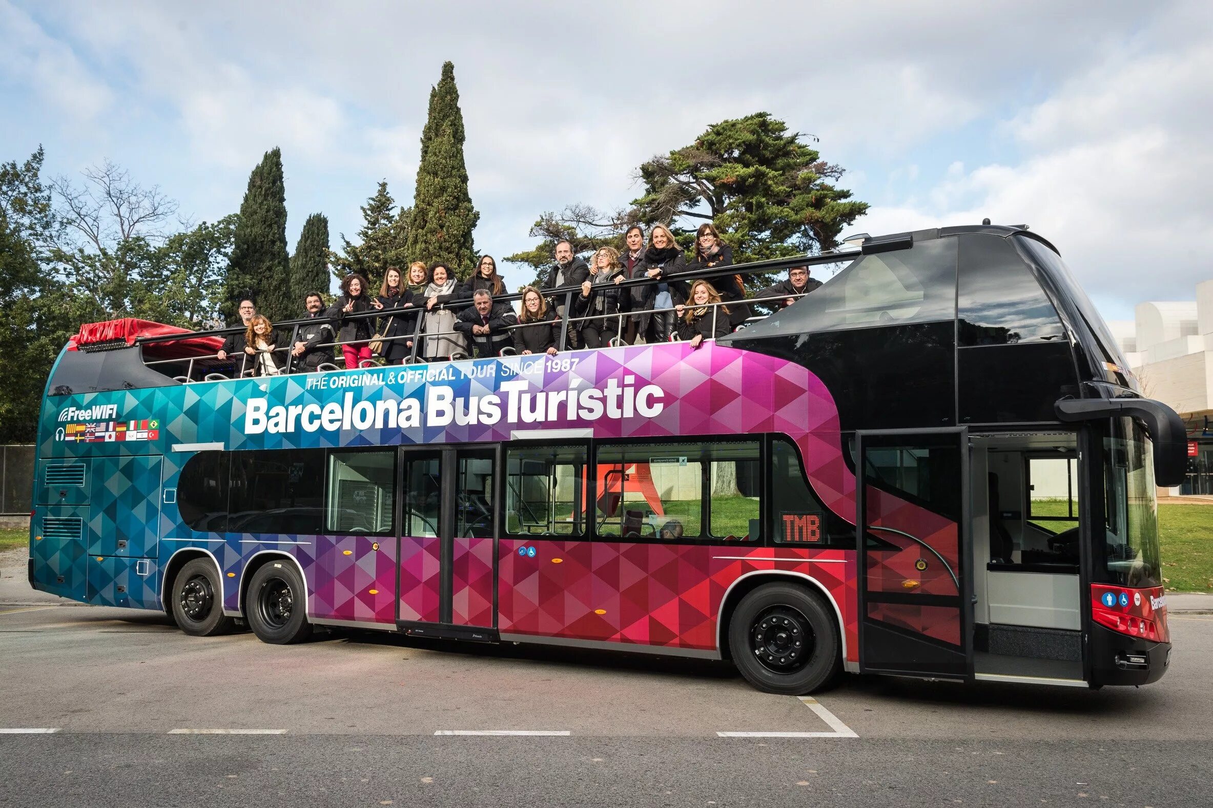 Турист автобусные туры. Автобусные экскурсии Барселона. Туристик бас Барселона. Туристический автобус. Экскурсия на автобусе.