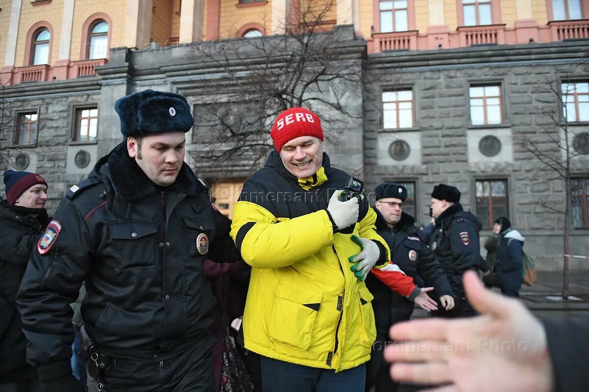 Акция на Лубянке в поддержку политзаключённых. Акция на Лубянке в поддержку Савченко. Работник лубянки 6 букв