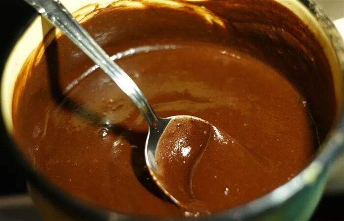 Какао порошка сметана. Шоколадная сметана. Шоколадный крем. Ганаш на шоколаде. Глазурь из какао и сметаны.