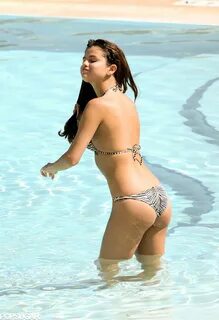 Selena Gomez's Bikini Body Is Off the Charts Selena Gomez Bikini, Sele...