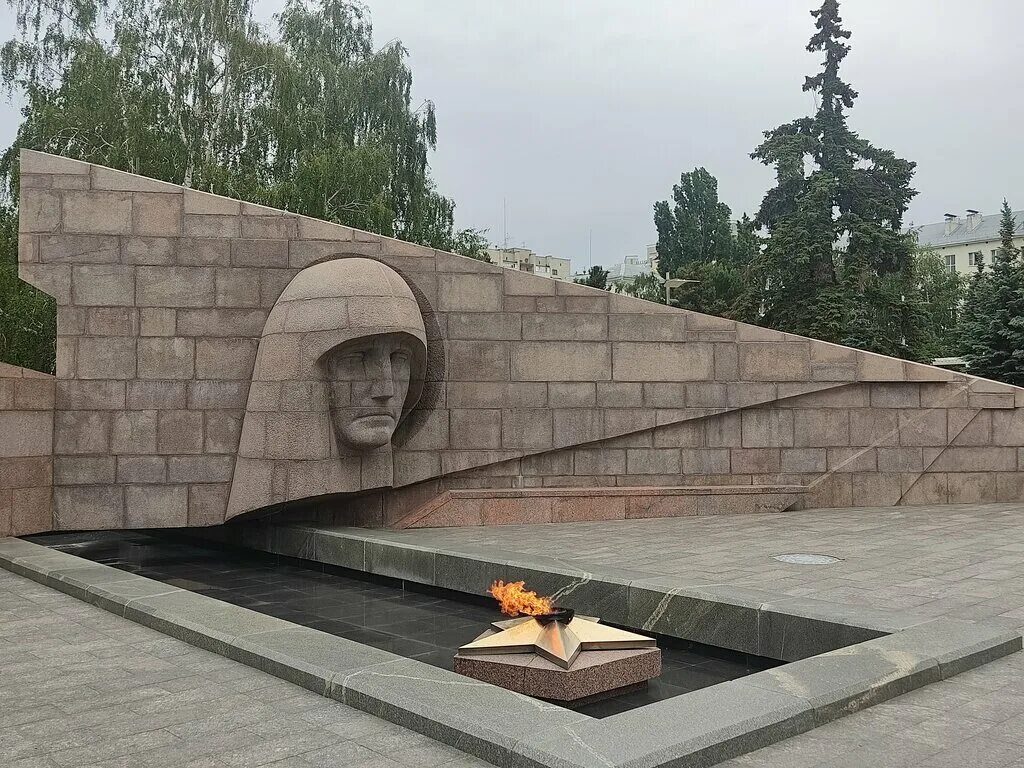монумент вечный огонь самара. горельеф скорбящей матери-родине самара. вечный огонь на самарской площади. вечный огонь самара площадь славы. вечный огонь самара металлург.