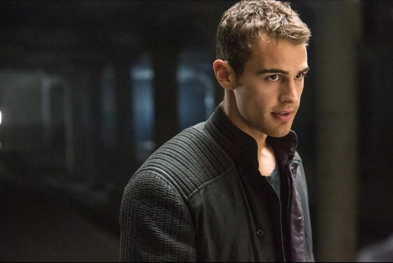 Главный герой ни. Theo James Дивергент. Тобиас Дивергент актер.