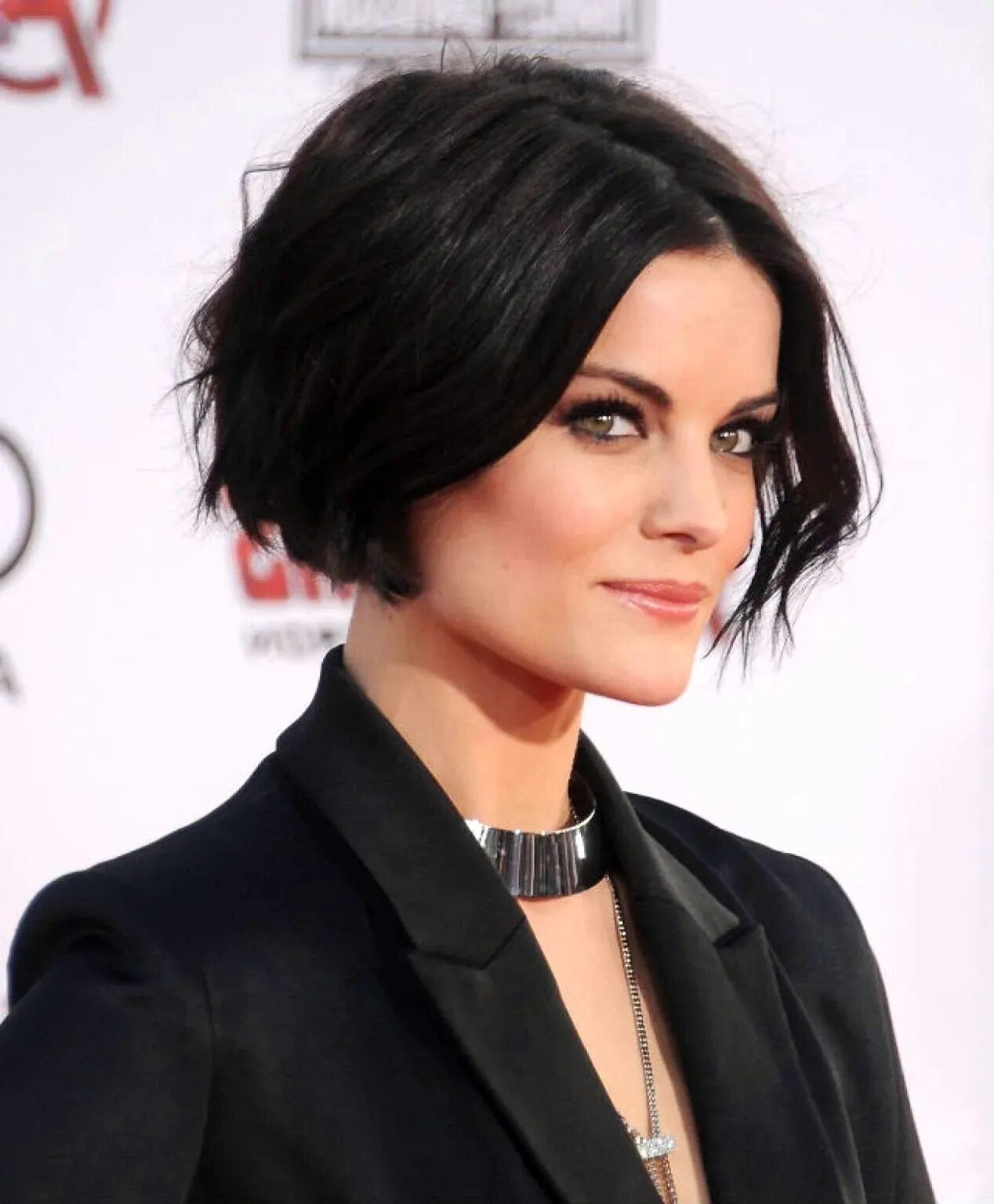 Джейми Александер каре. Джейми Александер с короткой стрижкой. Jaimie Alexander короткие волосы. Джейми Александр стрижка. Черных коротких