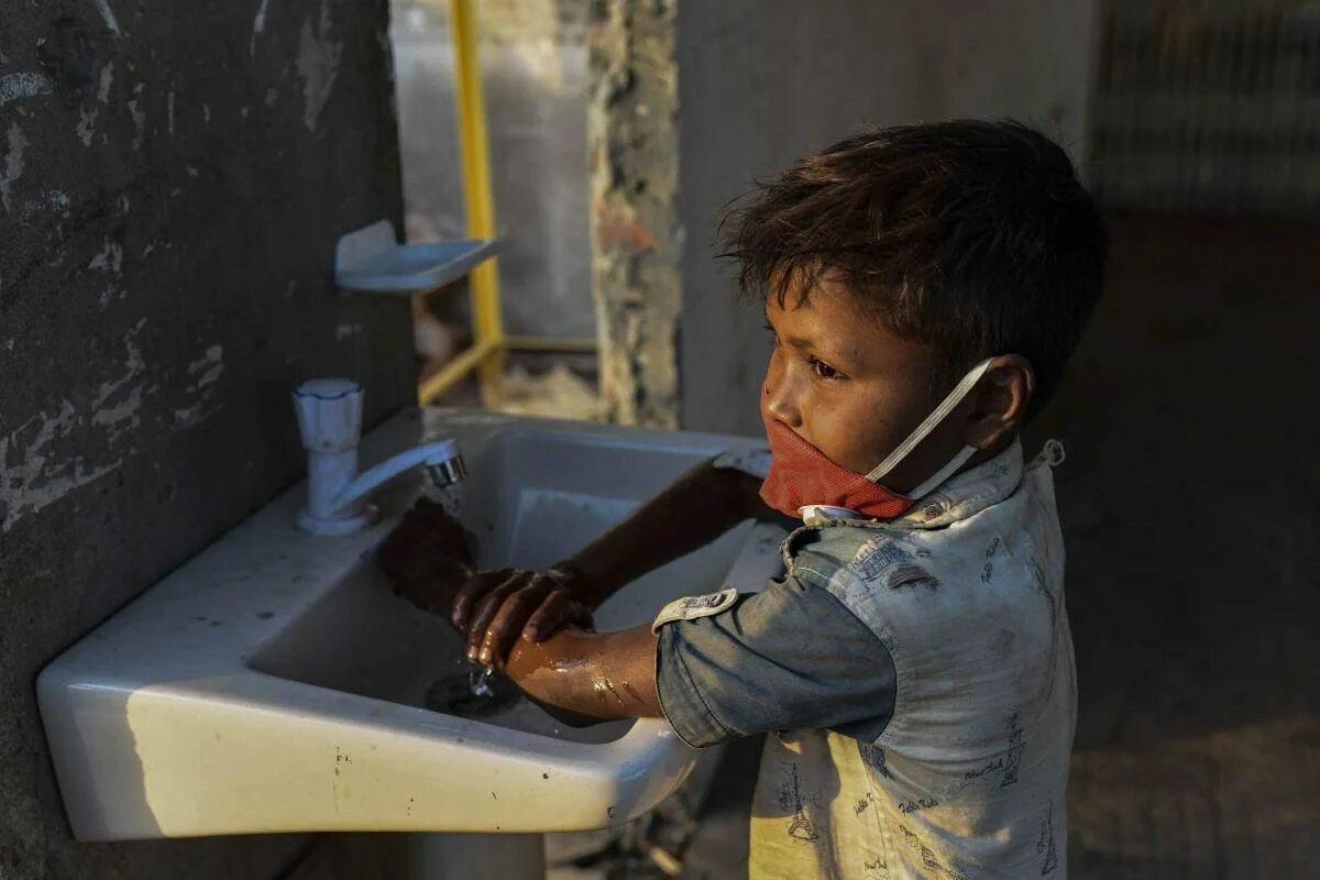 The children have washed. Средний ребенок. Средний ребенок несчастный. Человек в опасности (Human rights watch):.