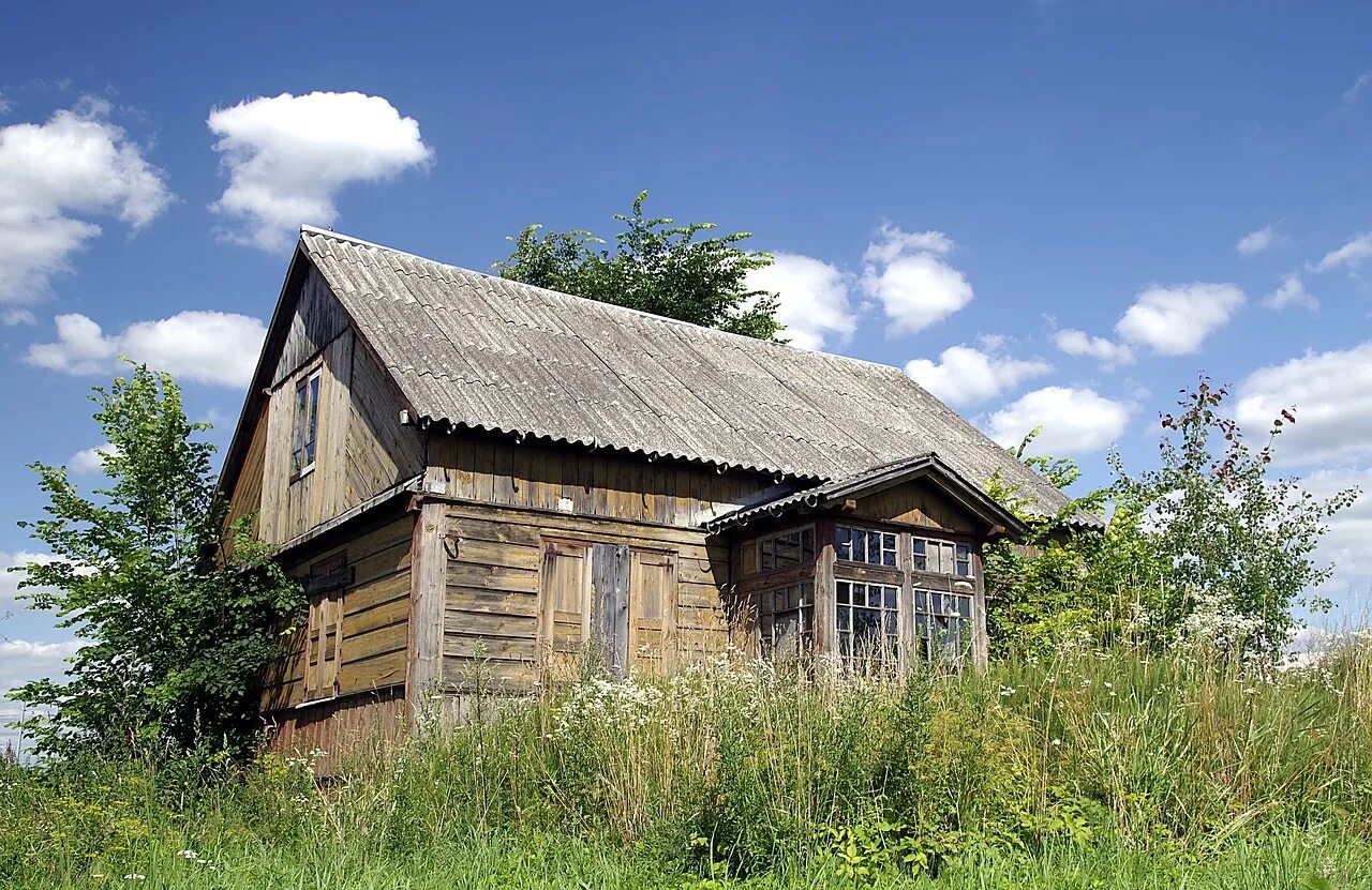 Сниму старый дом. Старый дом в деревне. старинные дома в деревне. старенький домик в деревне. старый деревянный деревенский дом.