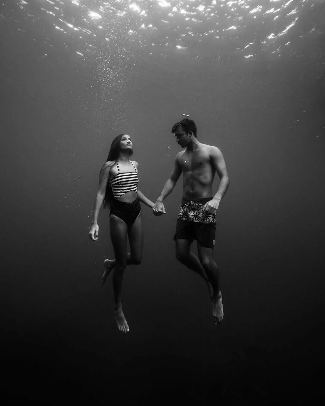 Девки под мужиком. Мужчина и женщина в воде. Парень и девушка в воде. Девушка и парень вваде. Влюбленные в воде.