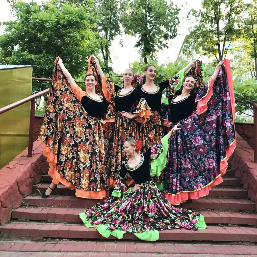 Вечеринка в цыганском стиле. Цыгане на юбилей. Вечеринка в цыганском стиле. Цыганская вечеринка на день рождения. Цыганский ансамбль свэнко.
