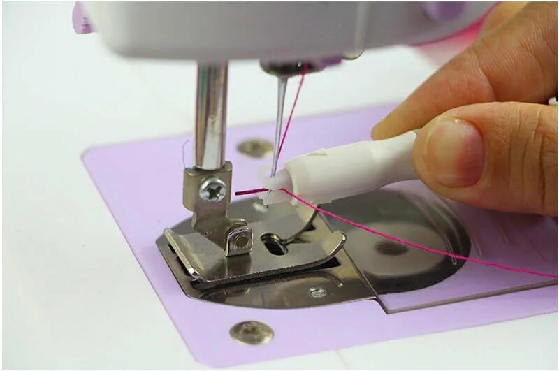 приспособление для вставки нитки в иголку. игла работающей швейной машины. машинка для шитья. иглы для швейной машинки janome. Needle aligner швейная машинка.