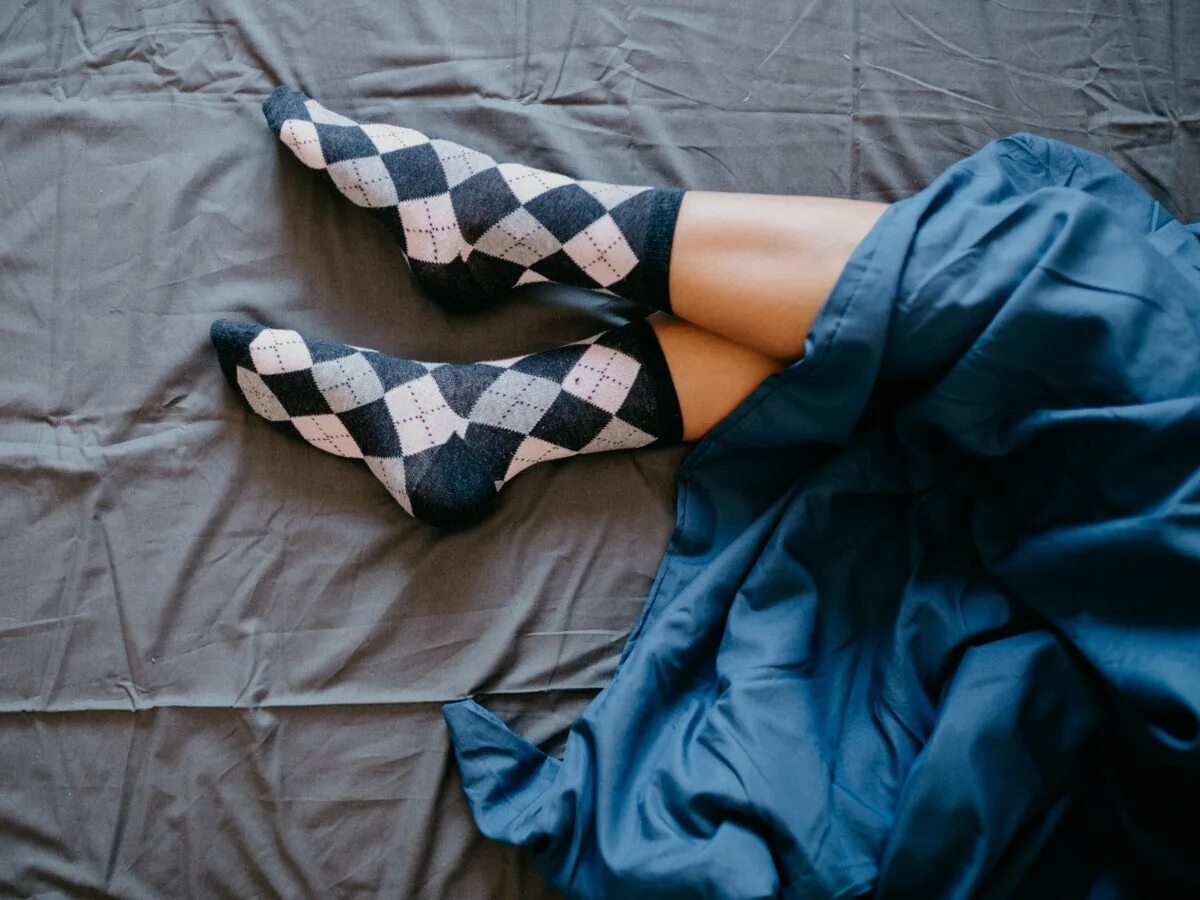 Можно спать в носках. Спать в носках. Ноги на носочках. Девушки в носочках. Носки на кровати.