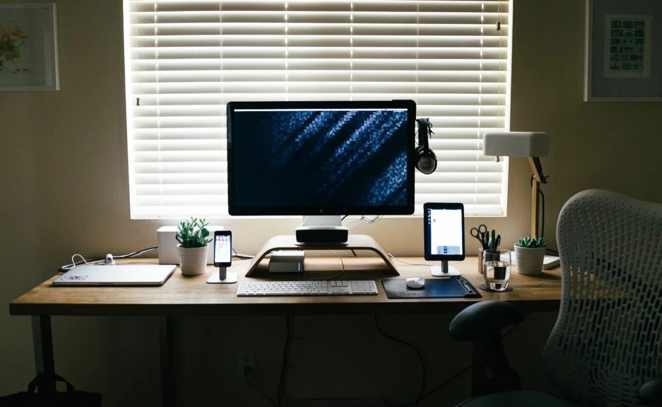 Предметы на айтишника. Предметы на айтишника. Бардак на компьютерном столе. Смешные компьютерные столы. Предметы на айтишника.