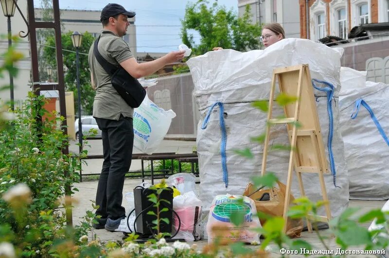 Утиль сбор август. Сбор мусора. раздельный сбор. раздельный сбор отходов. сотрудник мусорит.