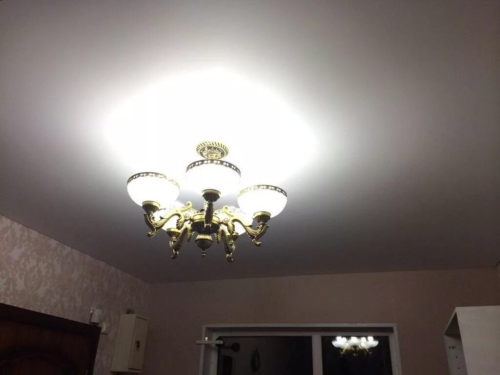 глянцевый потолок с люстрой. матовый потолок с люстрой. сатиновый натяжной потолок. потолок с люстрой и точечными светильниками. люстра с натяжным потолком матовым.