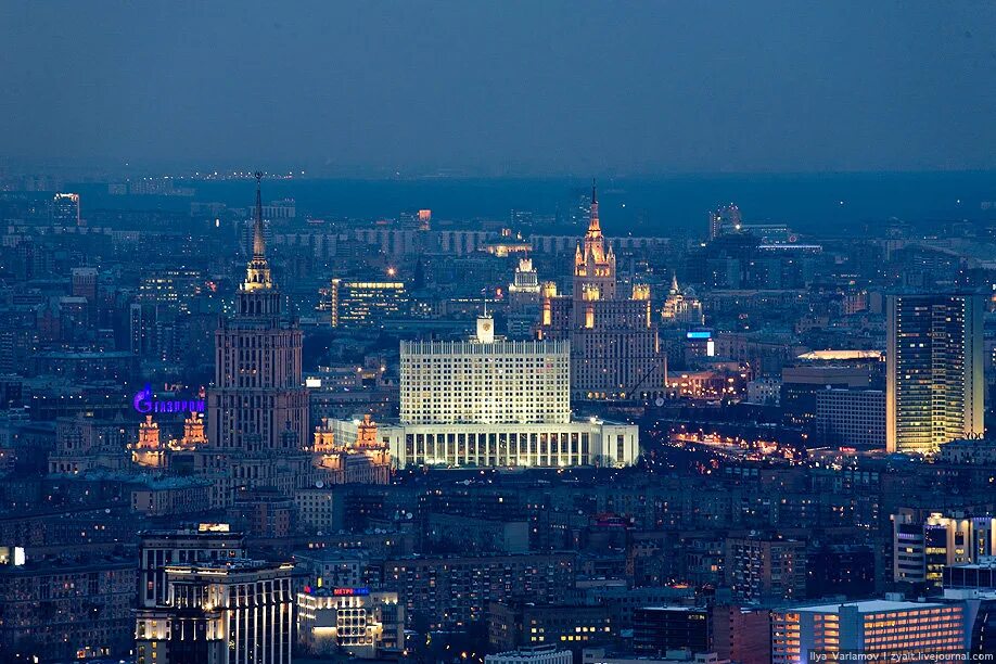 Москва высотка на котельнической набережной. Сталинские высотки нью йорк. Высотка на котельнической набережной. Москва вид на высотки. Москва-сити и сталинские высотки.
