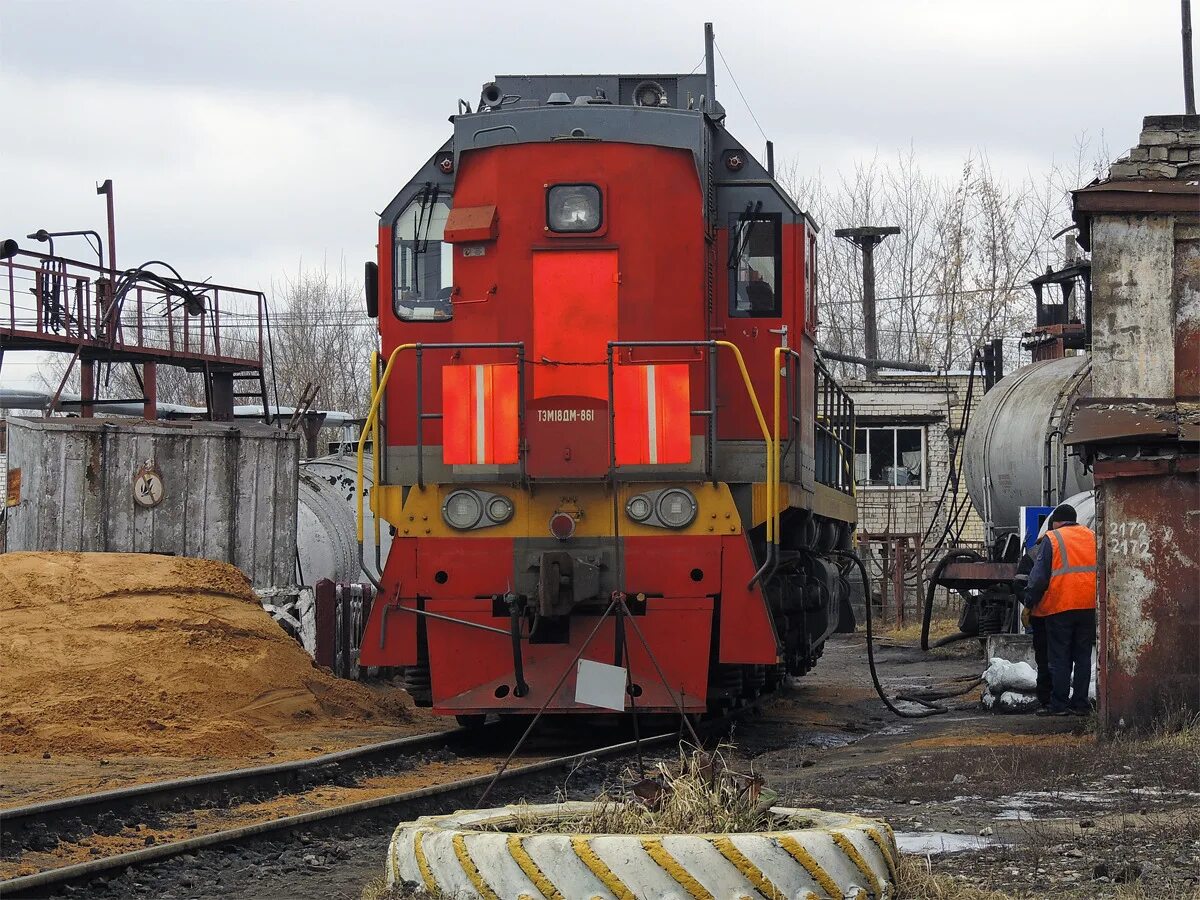 Экипировка песком локомотивов на птол. Пункт экипировки тепловозов. Электровоз вл 80 ночью. Экипировочный пункт. Локомотив вл 80.