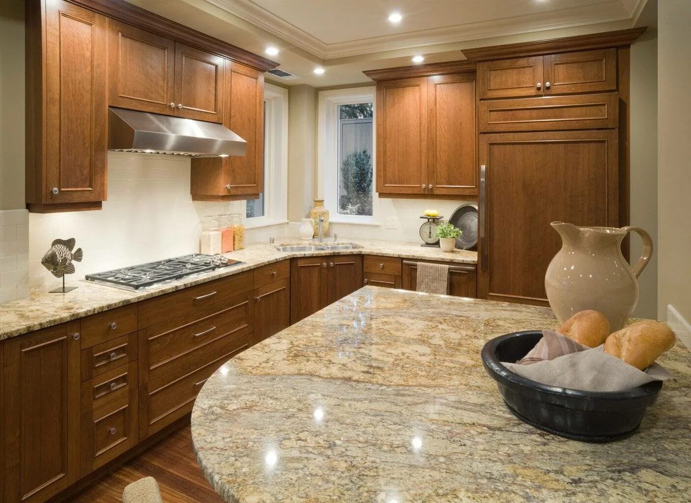 Как подобрать цвет столешницы. Bianco Romano Granite. Столешница для кухни. Полукруглая столешница для кухни. Столешница из натурального камня для кухни.