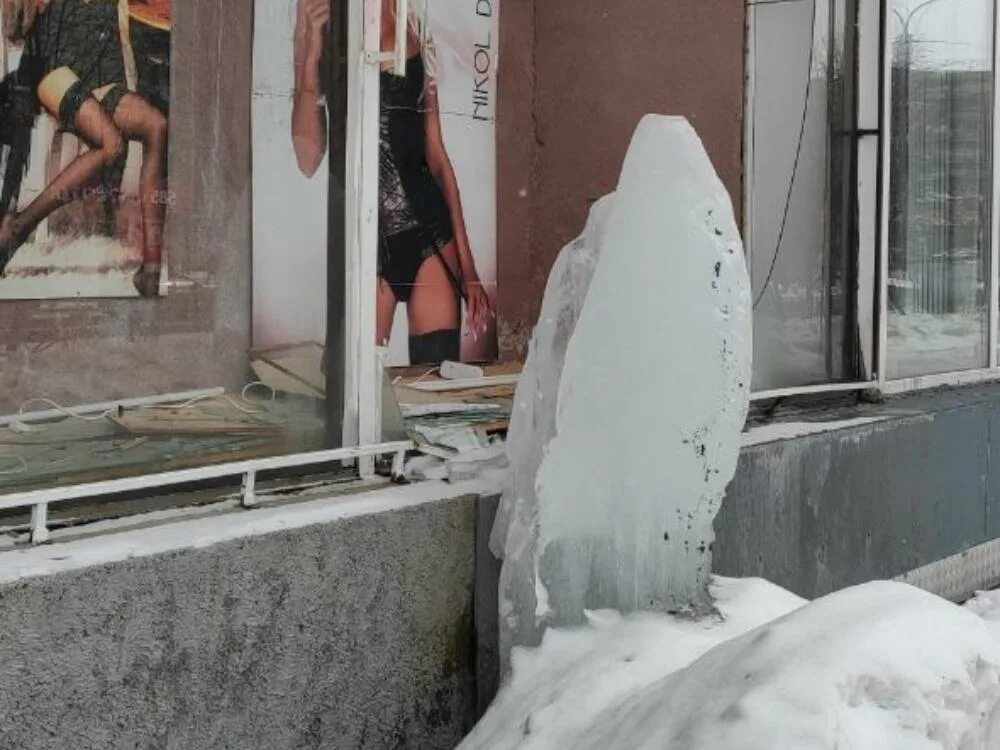 Крыша со льдом упал человек. Льдины разбитые возле Хиоса. Кондиционер разбитый льдиной.