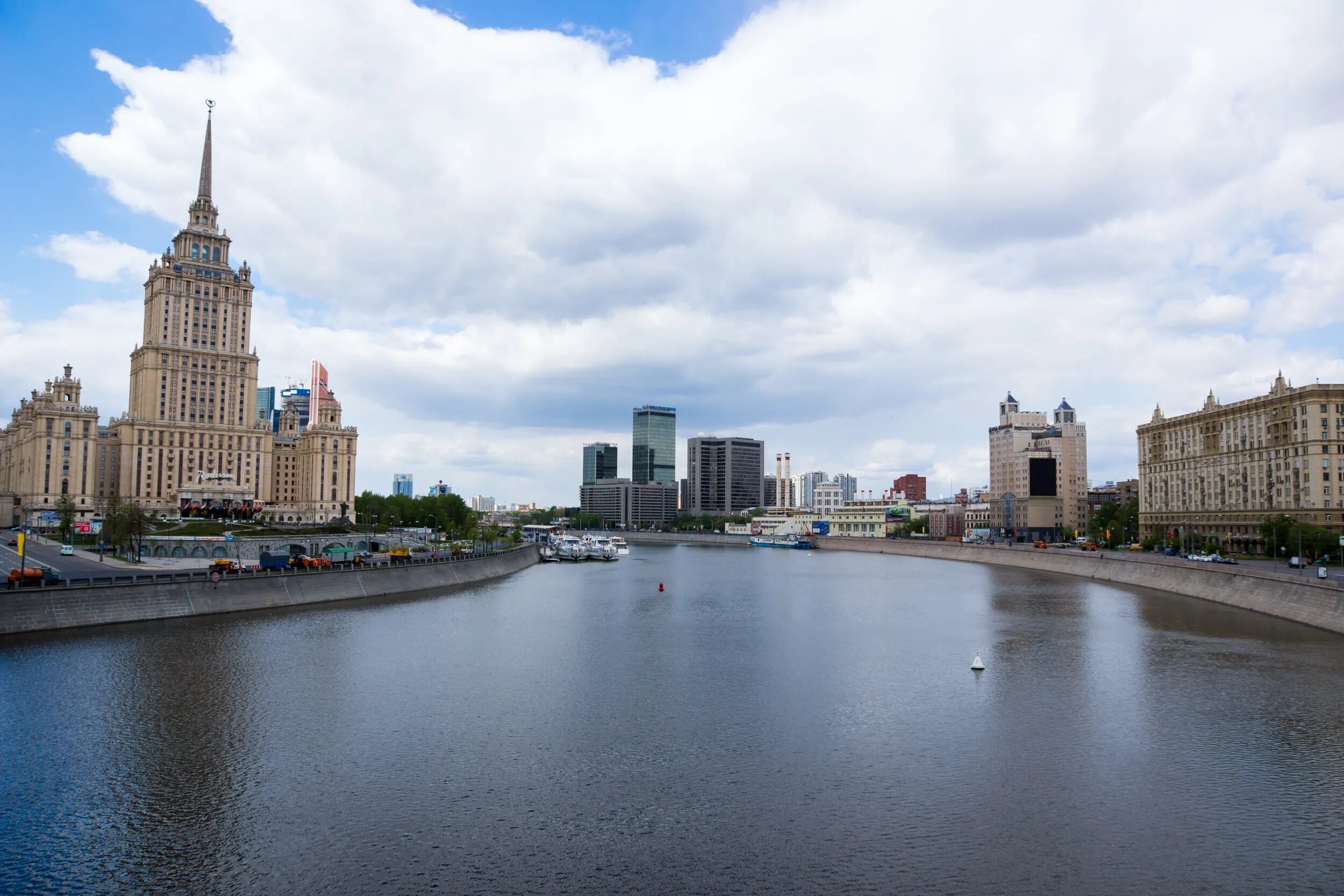 Москва река читать краткое. Реки Москвы. Мэрия Москвы вид с реки. Москва река в Москве. Фото Москва река в Москве.