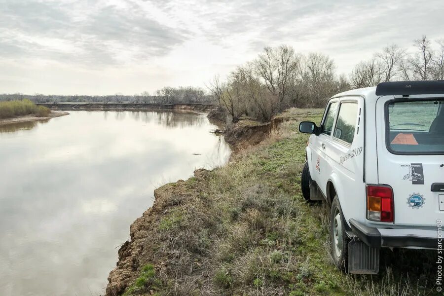 Какую реку переплывал. Река урал чапаев. Сплав на плотах по горным рекам. Лодка плывет по реке. Какую реку переплывал.